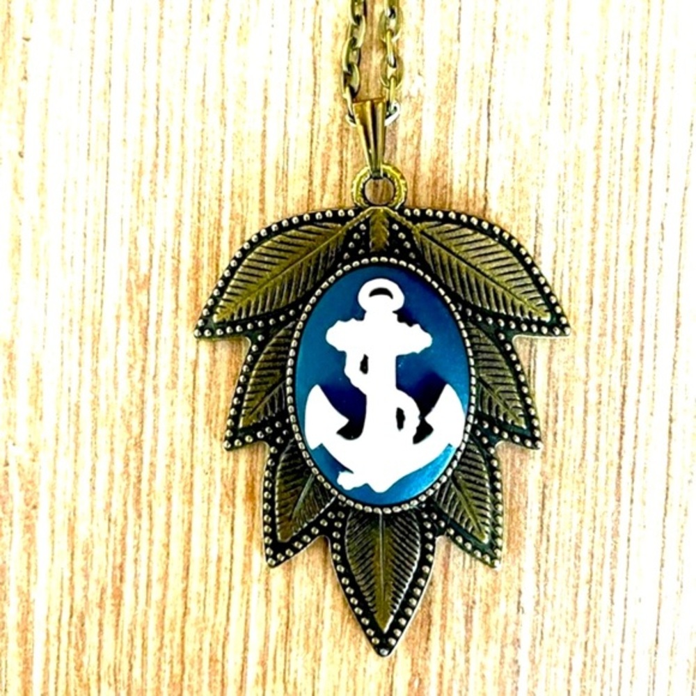 Victorian Style Anchor Cameo Leaf Pendant Necklace